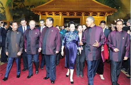 最炫民族风：APEC晚宴上的领导人服装大盘点