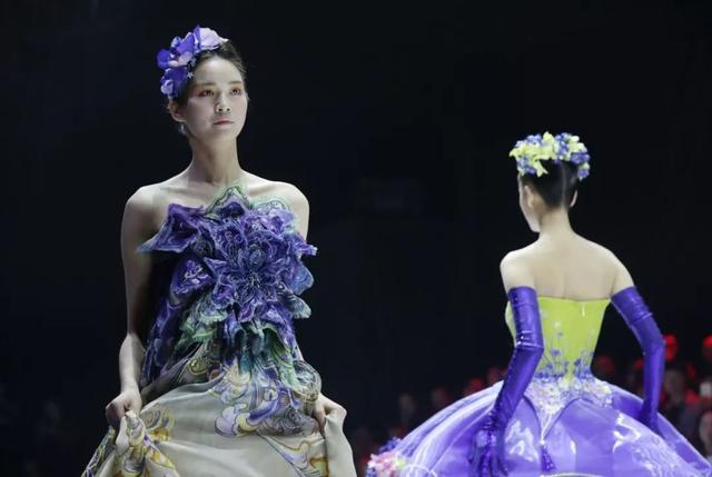时尚头条 | 创造在城市中蔓延的时尚兴奋！第八届武汉时装周唱响江城