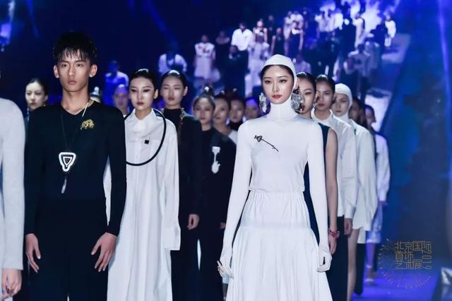 时尚 | 2019北京国际首饰艺术展在北服开幕，国际首饰设计高校联盟宣告成立