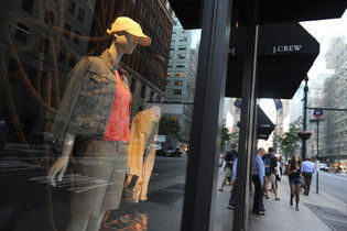 曼哈顿一家 J. Crew 的门店。业绩在不断下滑，公司高管们发出警告称，业绩短时间内不会出现好转。